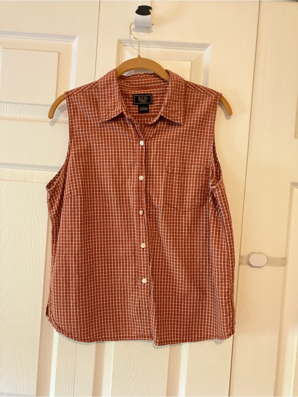 BASS Sleeveless Button-Down Plaid Top in Rust and White